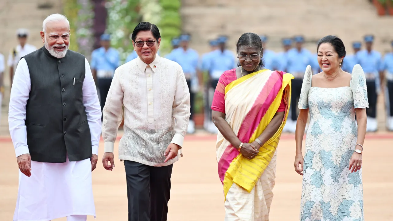 Philippine President pays tribute to Bapu at Raj Ghat, formal welcome at Rashtrapati Bhavan