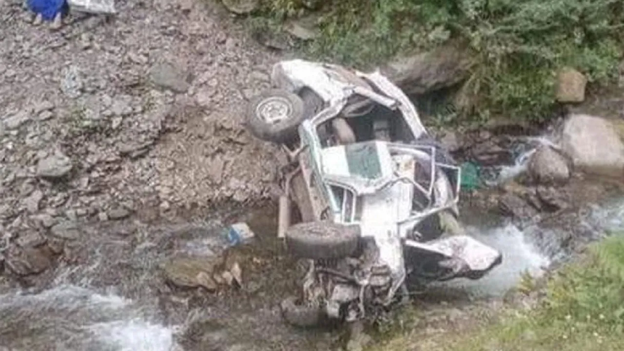 car falls in gorge in chamba
