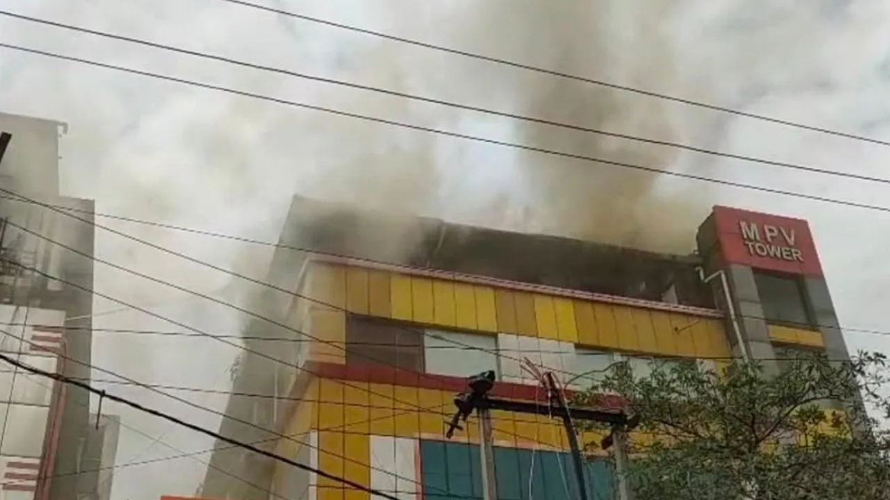 fire in noida sector 10