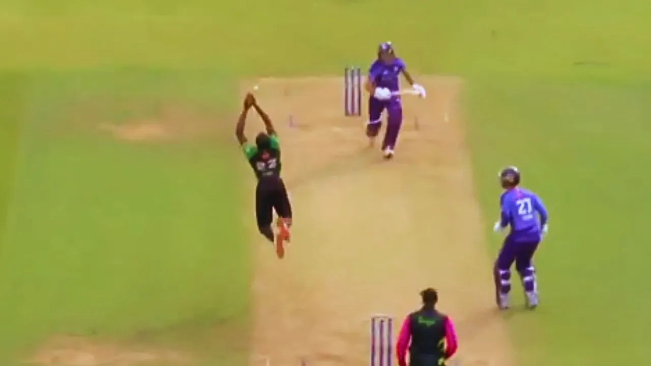 Jofra Archer took an Outstanding Catch on his own bowling in the mens hundred league