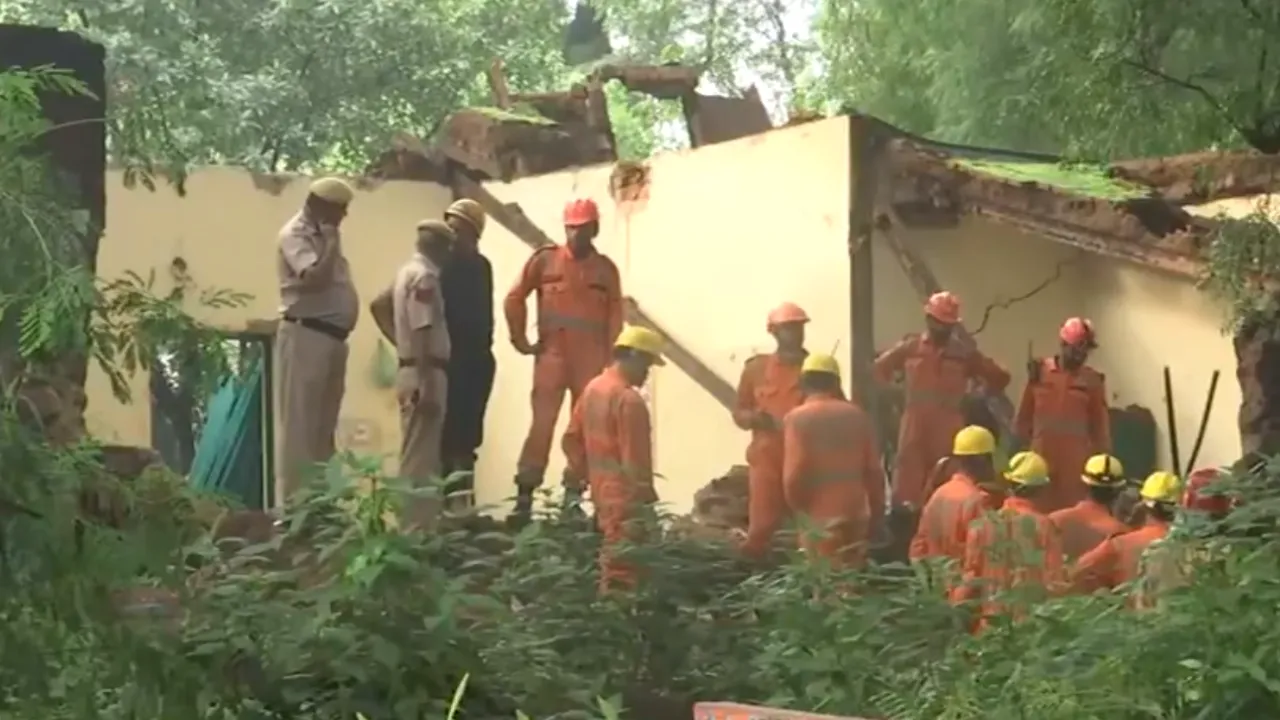 Delhi Dargah Wall Collapsed today in Nizamuddin Dargah Sharif Patte Shah