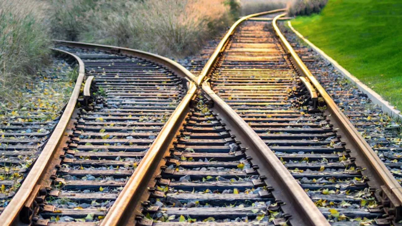 Train Accident News Keyman Spots broken track in Khandwa Madhya Pradesh