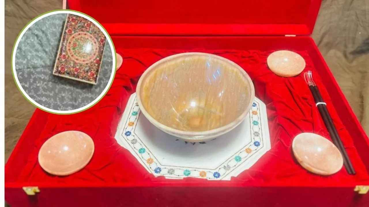 Ramen Bowls with Chopsticks  (1)