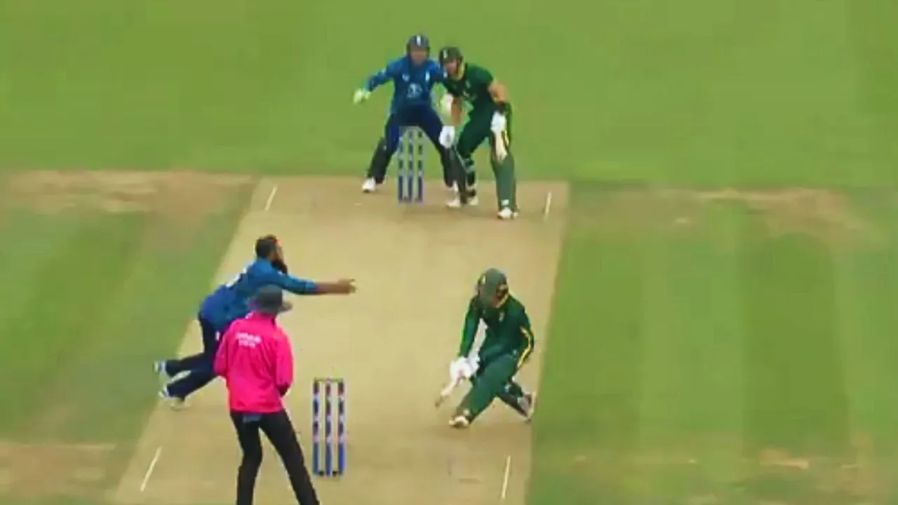 Adil Rashid took a brilliant catch on his own bowling showing great reflexes video viral