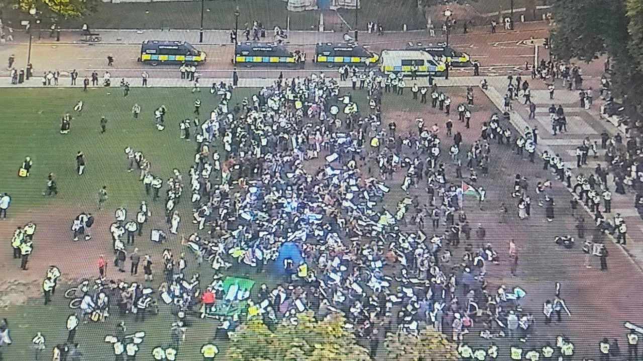 Palestine Supporters Spit on British Police and hits with sticks and bricks 300 arrest