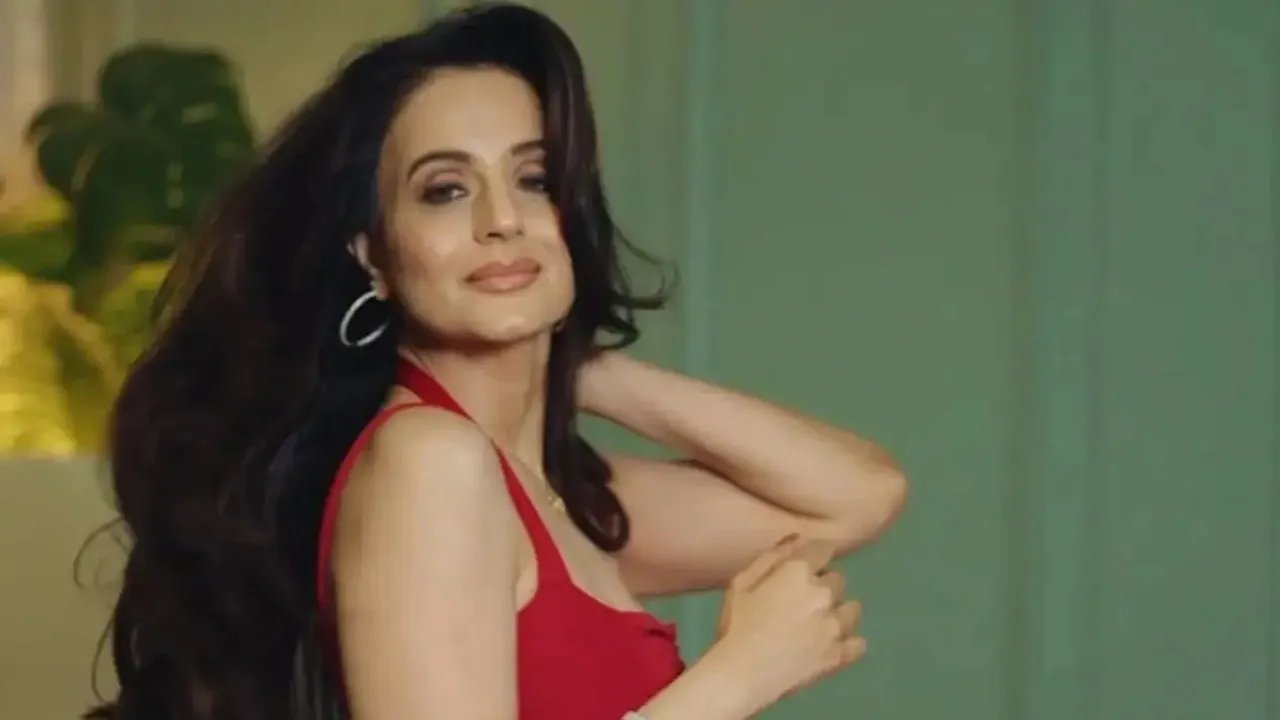 Bollywood actress ameesha patel on lazy lamhe song say no bikini dress