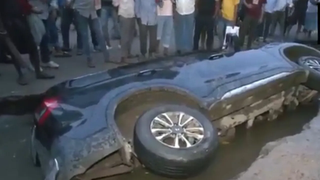 patna potholes car video