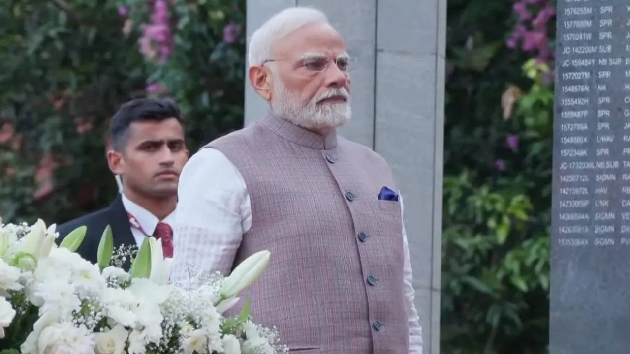 PM Modi pays tribute to former pm manmohan singh