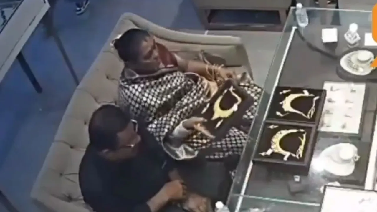 _Bulandshahr jewellery shop theft viral video
