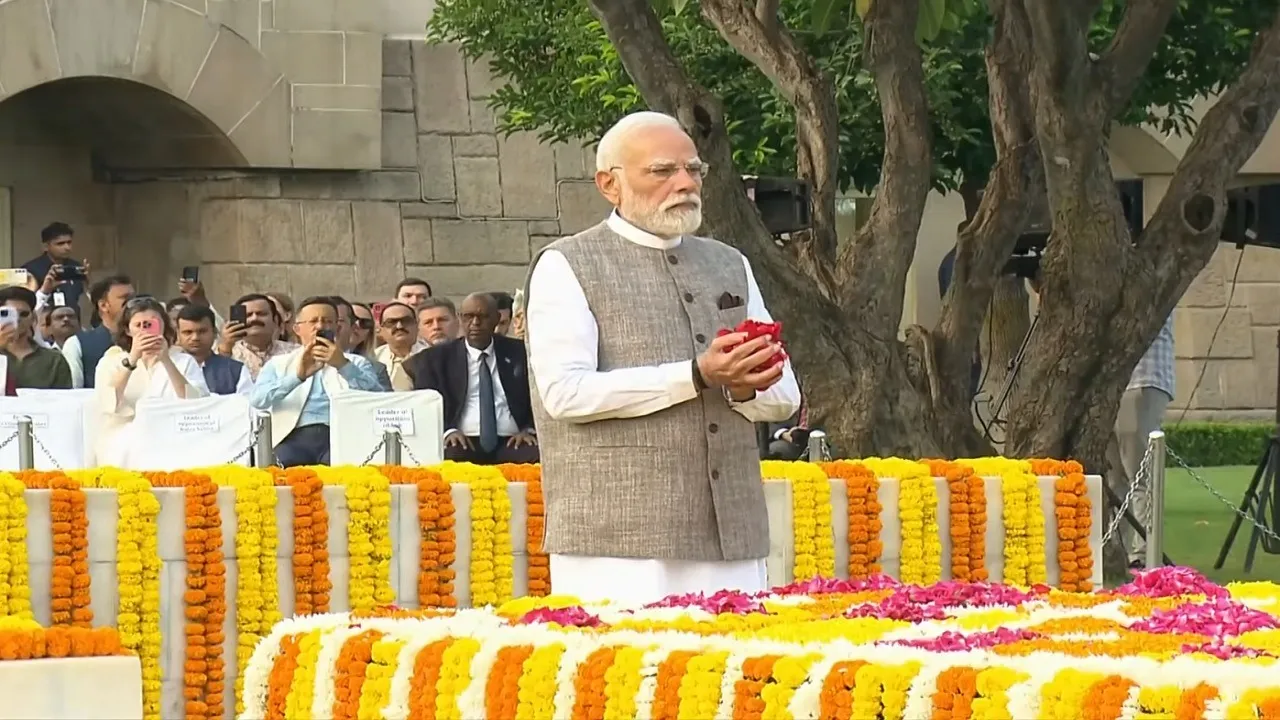 PM Modi at Rajghat