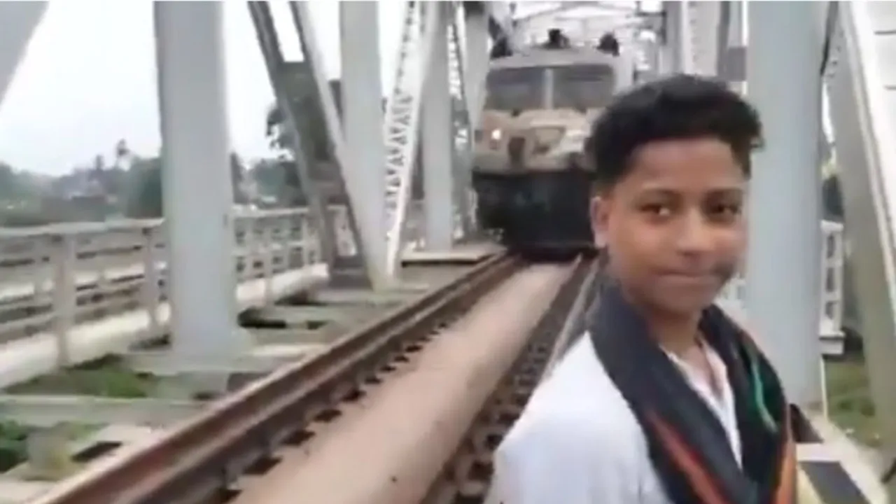 viral video indian train