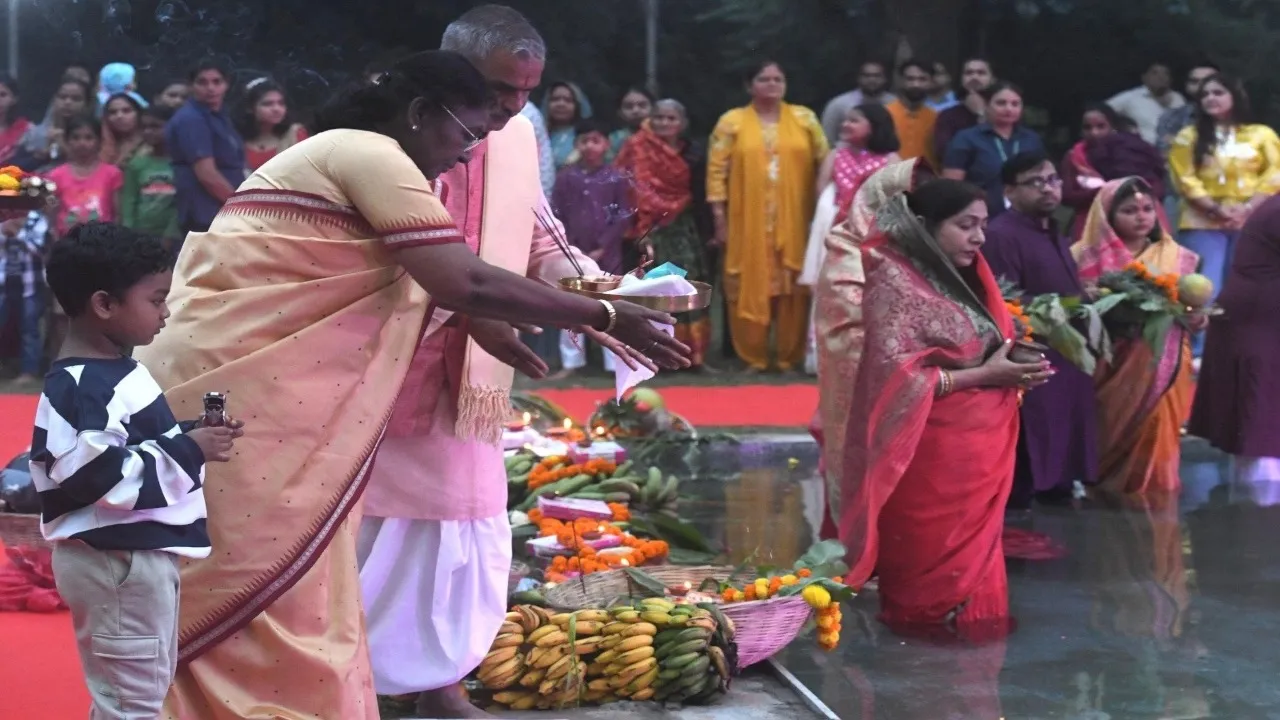 Draupadi Murmu doing chhath pooja