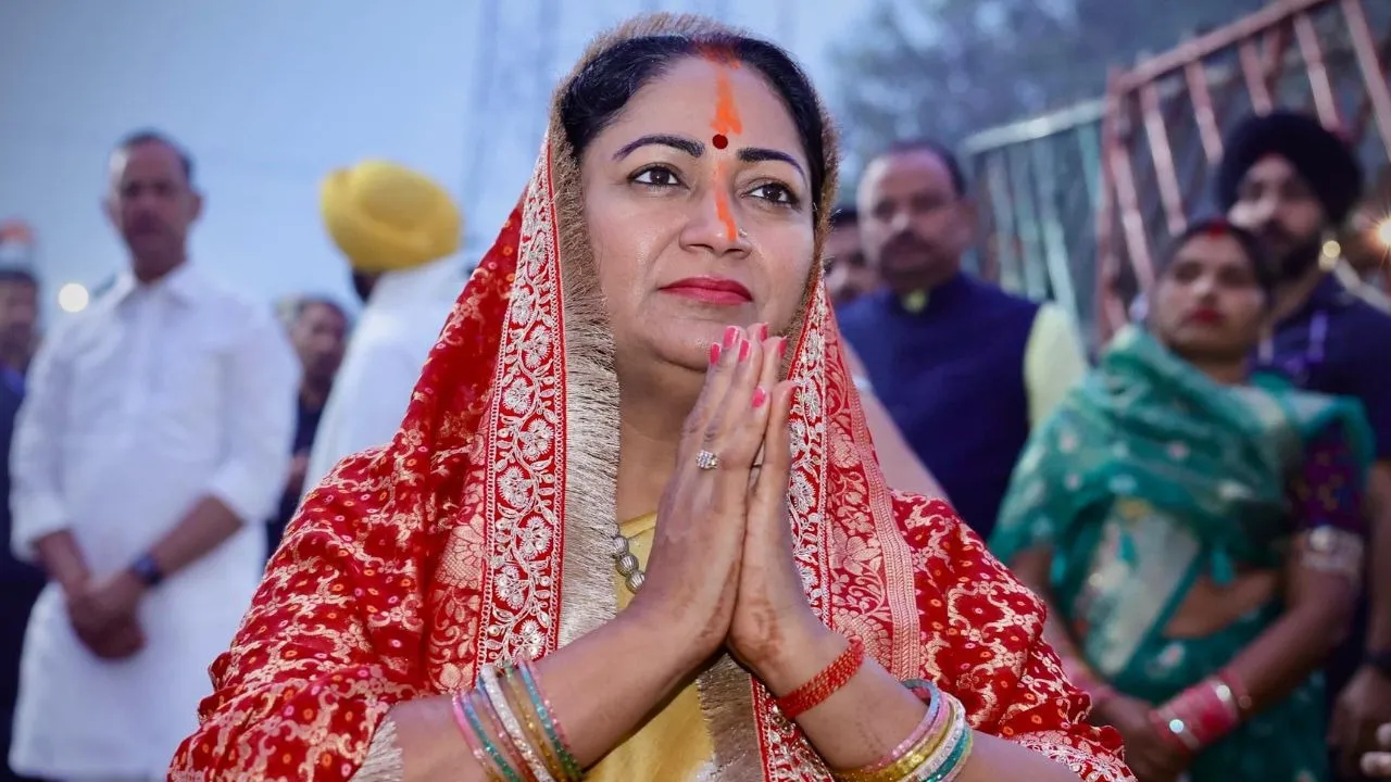 CM Rekha Gupta offer Sacred Water to Sun Celebrates Chhath Puja