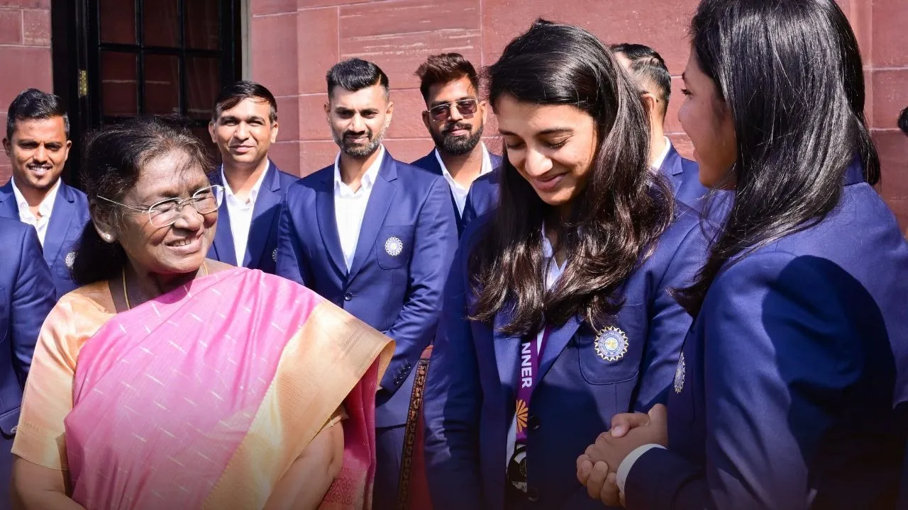 president droupadi murmu meets and congratulates champion Indian womens world cup team Photos surfaced