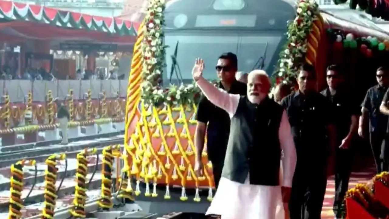 PM Modi Flags off 4 Vande Bharat Train With CM Yogi know Routes