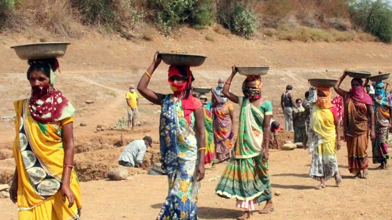 मनरेगा के तहत मजदूरी करती महिलाएं (प्रतिकात्मक फोटो)