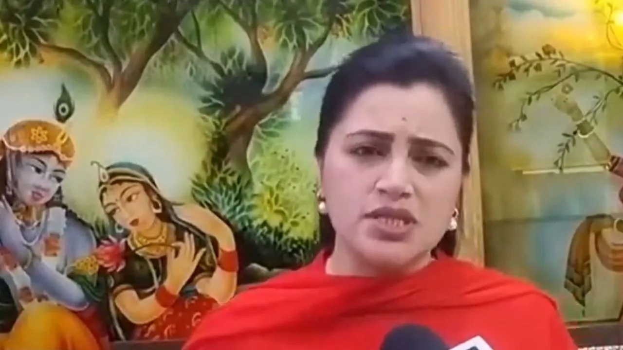 BJP Leader Navneet Rana urges hindus to birth 3-4 Childrens to Protect Hindustan