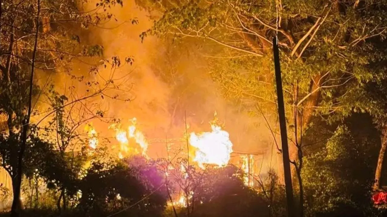 Hindu Families houses burned in Bangladesh news in Hindi