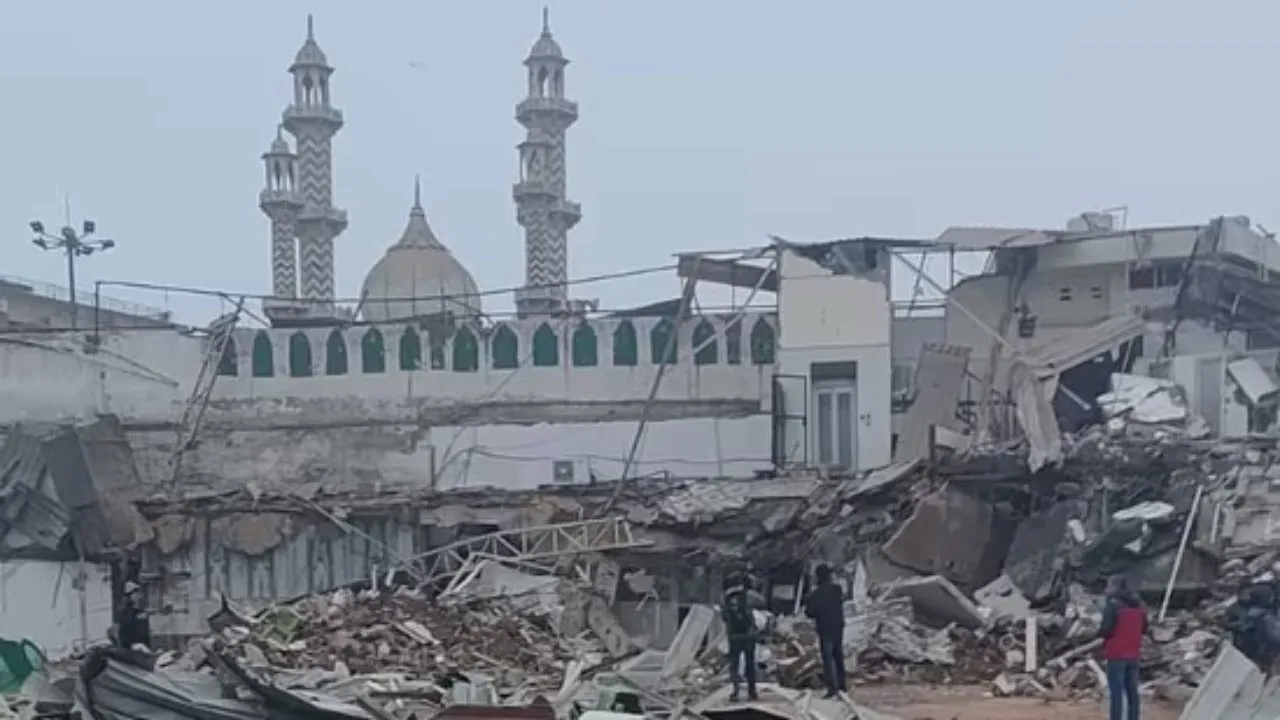 Delhi bulldozer action, Turkman Gate mosque demolition, Illegal encroachment Delhi, MCD anti-encroachment drive, Faiz-e-Ilahi mosque case, Delhi illegal religious constructions, Bulldozer action history Delhi