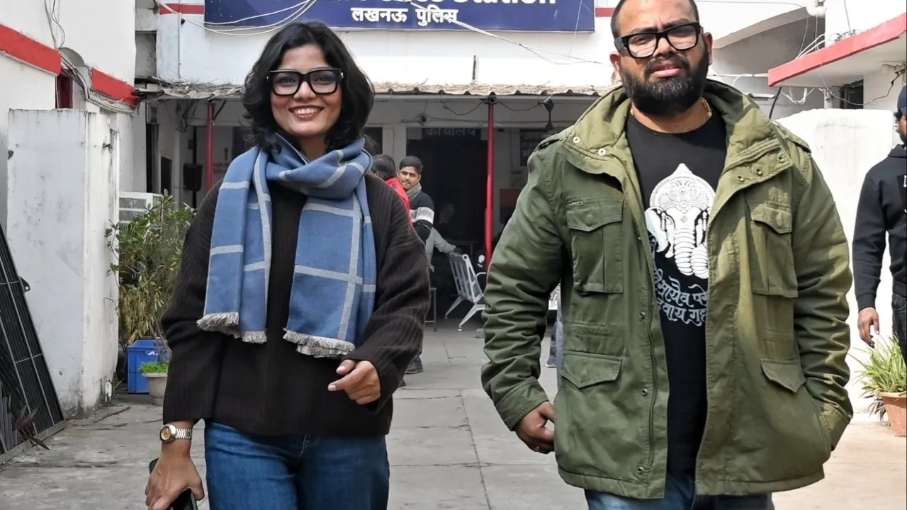 Neha Singh Rathore reached Hazratganj police station to record her statement Supreme Court has staye