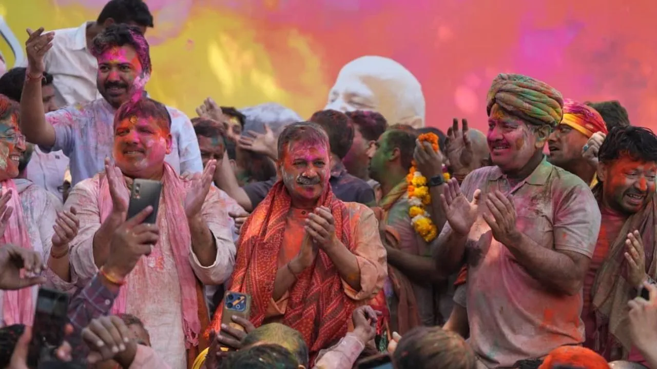 Kejriwal Holi