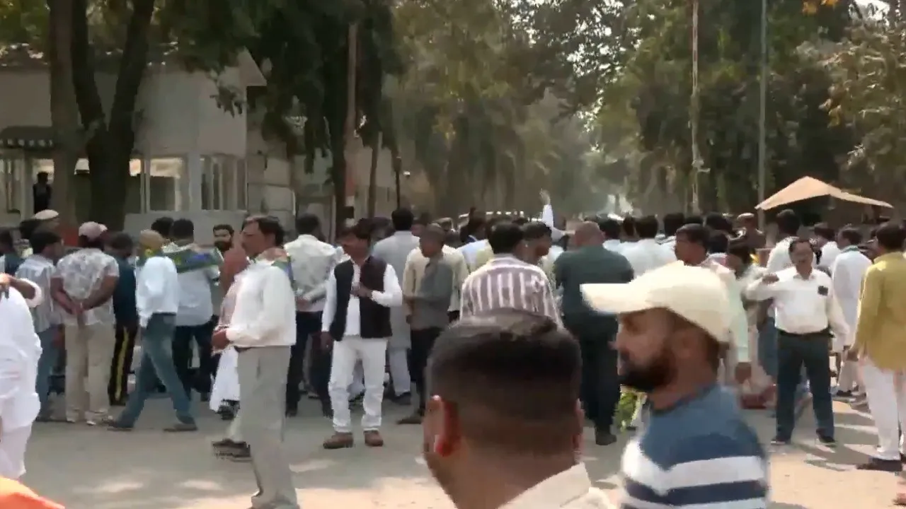 JDU Supporter protest outside Nitish Kumar Residence
