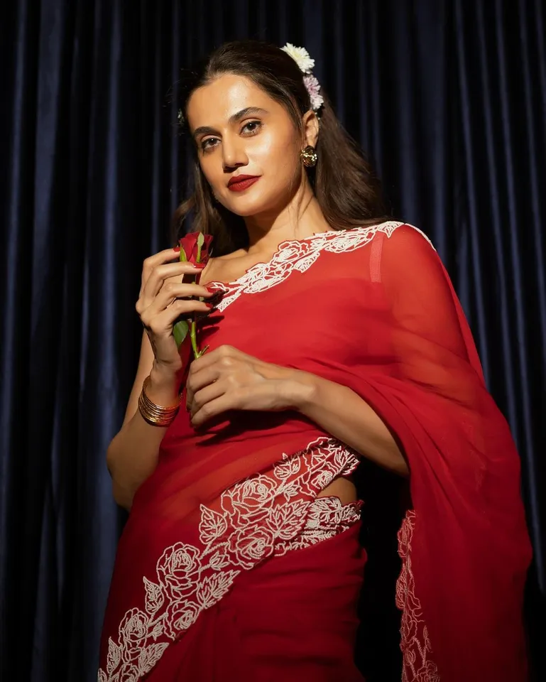  Taapsee Pannu Saree pics 5