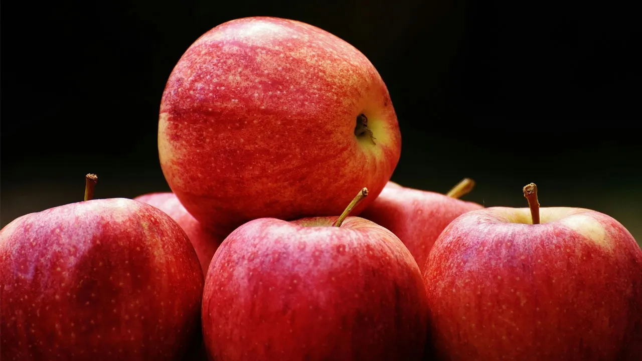 eat apple 