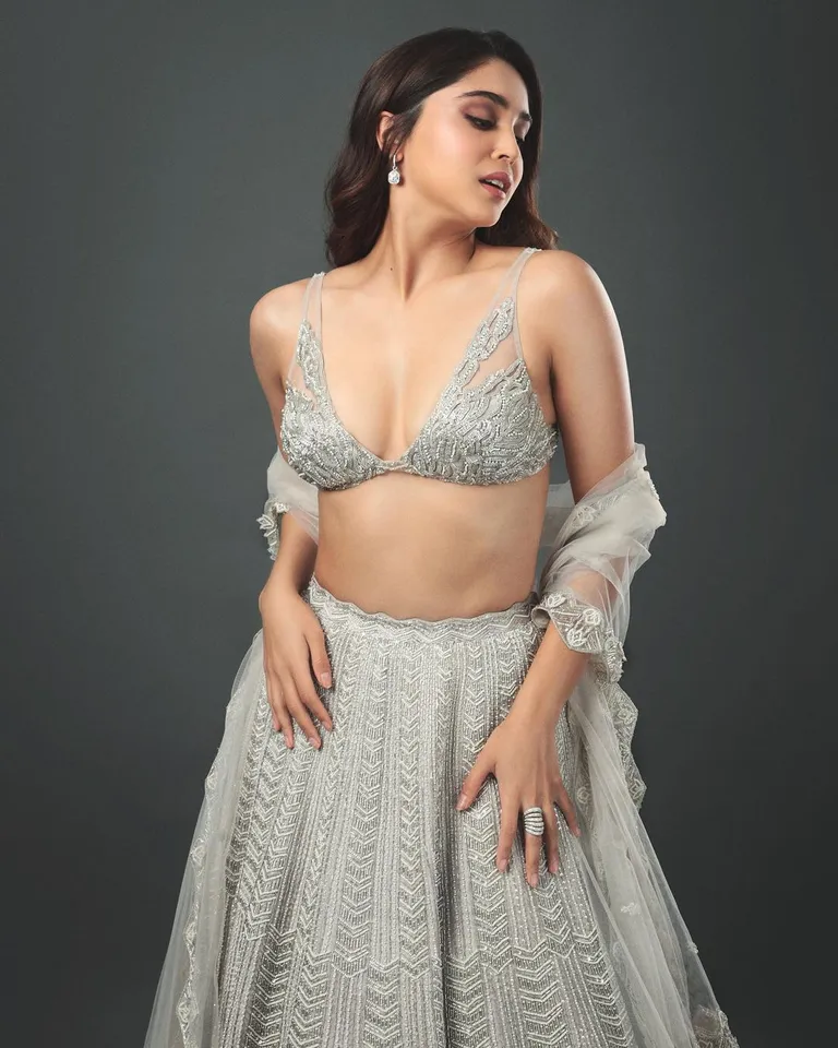 Sharvari Wagh Hot 5