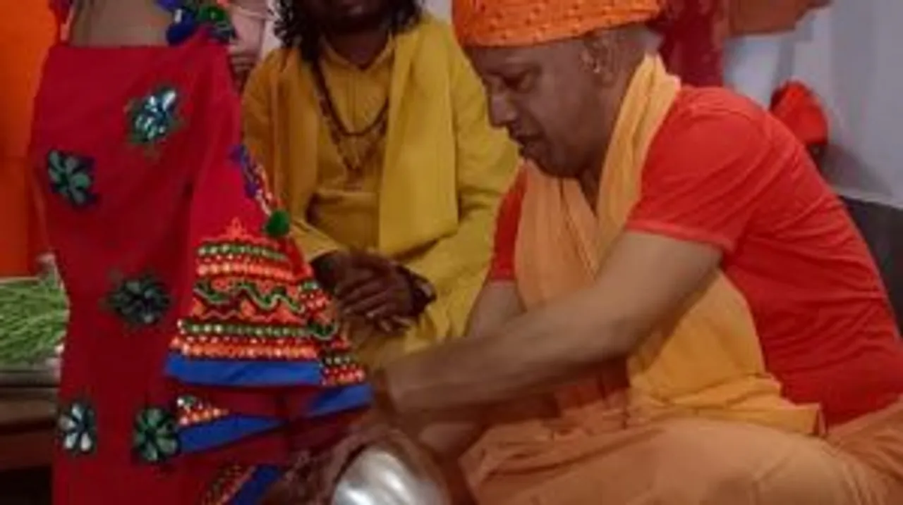 yogi-adityanath-worships-girls 