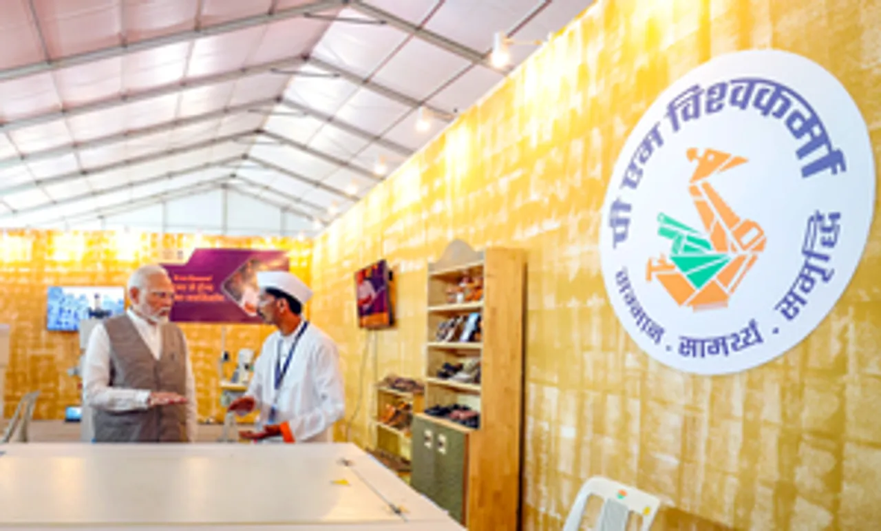 Wardha: Prime Minister Narendra Modi visits exhibition at National Prime Minister Vishwakarma programme