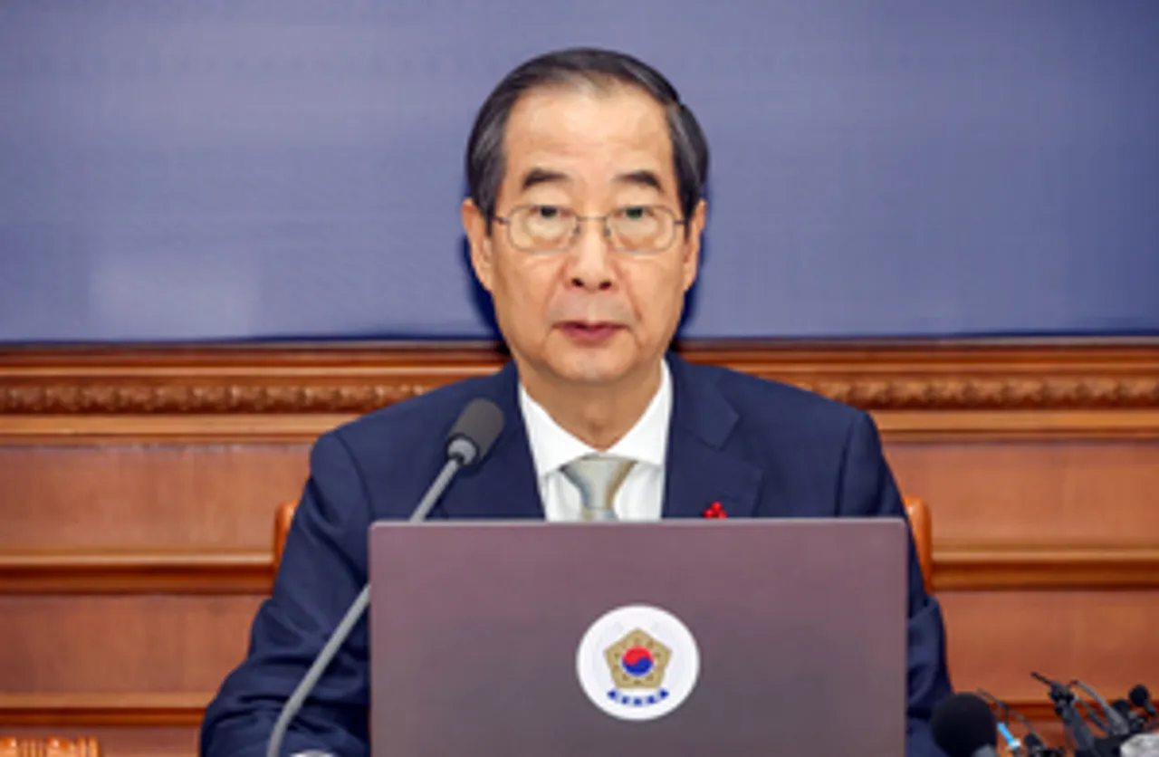 Seoul: South Korean Prime Minister Han Duck-soo convenes a Cabinet meeting