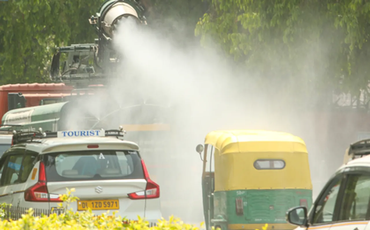 New Delhi: NDMC Sprays Water to Tackle Air Pollution