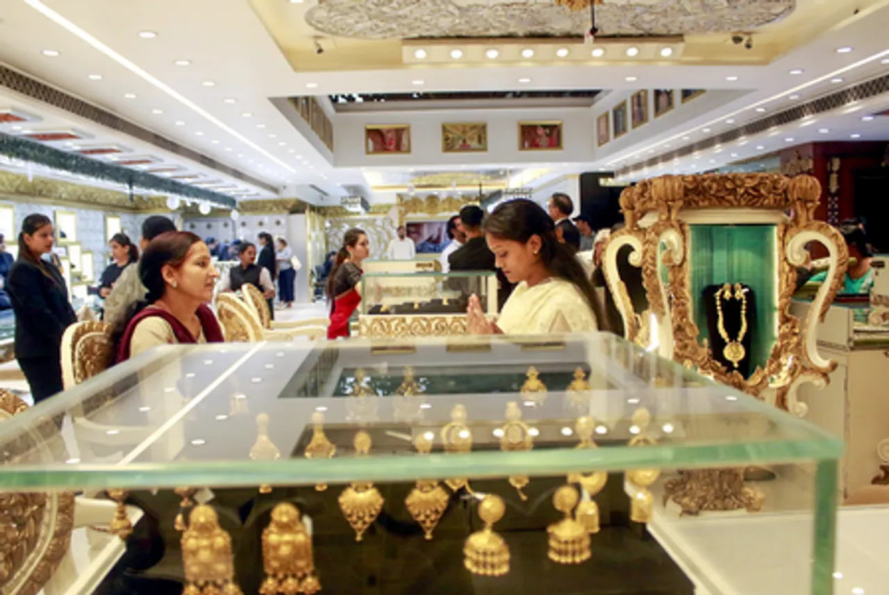 New Delhi: People Shop for Gold on Akshaya Tritiya
