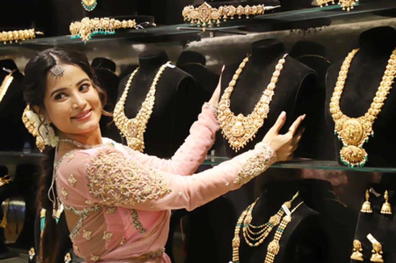 Bengaluru: People Shop for Gold on Akshaya Tritiya
