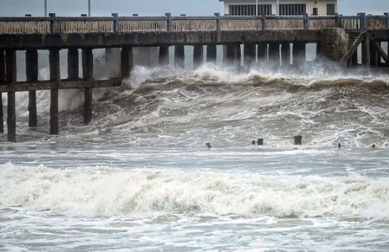 Thiruvananthapuram: High waves hit Arabian Sea coast near Valiyathura bridge