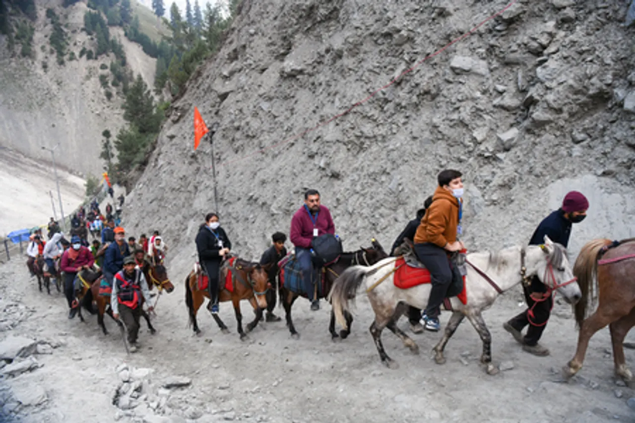 Ganderbal: Pilgrims Proceed on Amarnath Yatra from Baltal