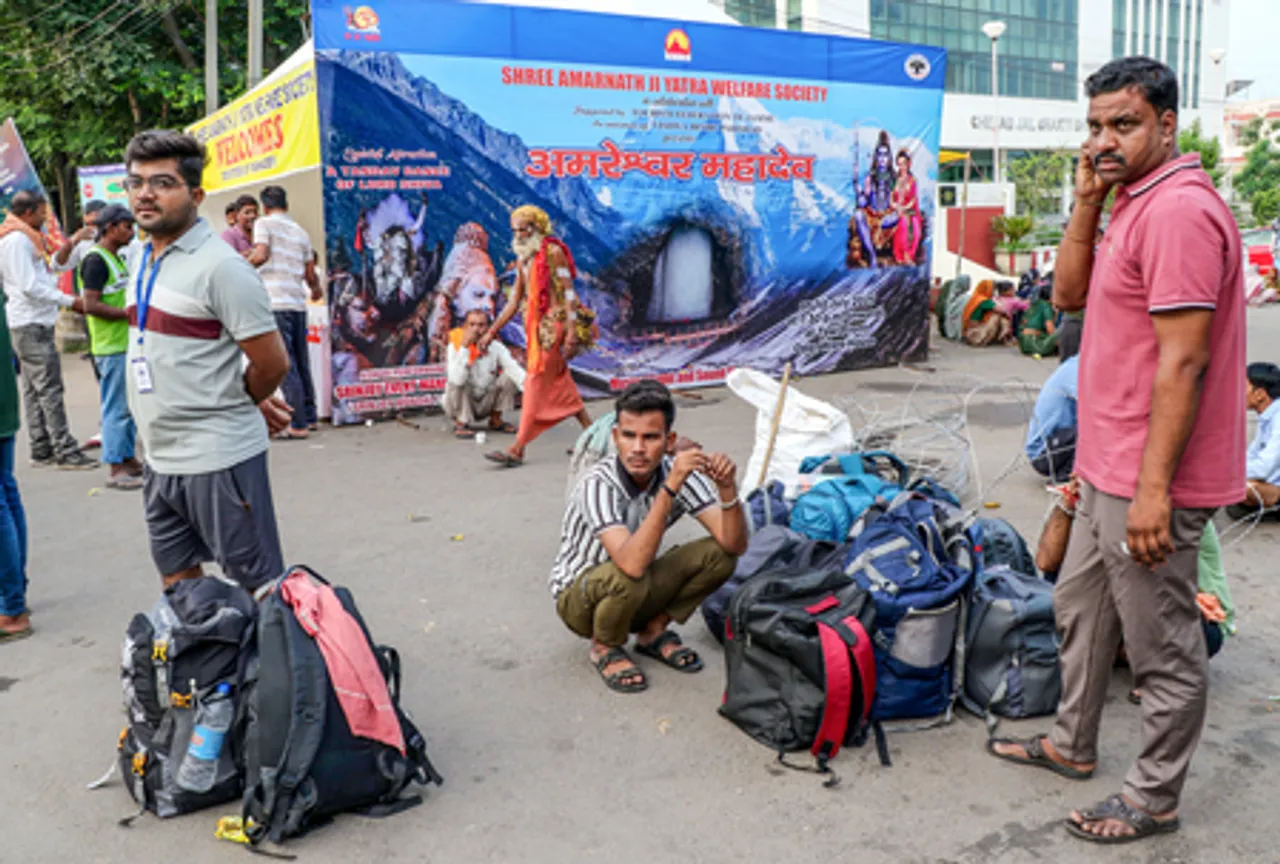 Jammu: Devotees Queue Up for Amarnath Yatra Registration