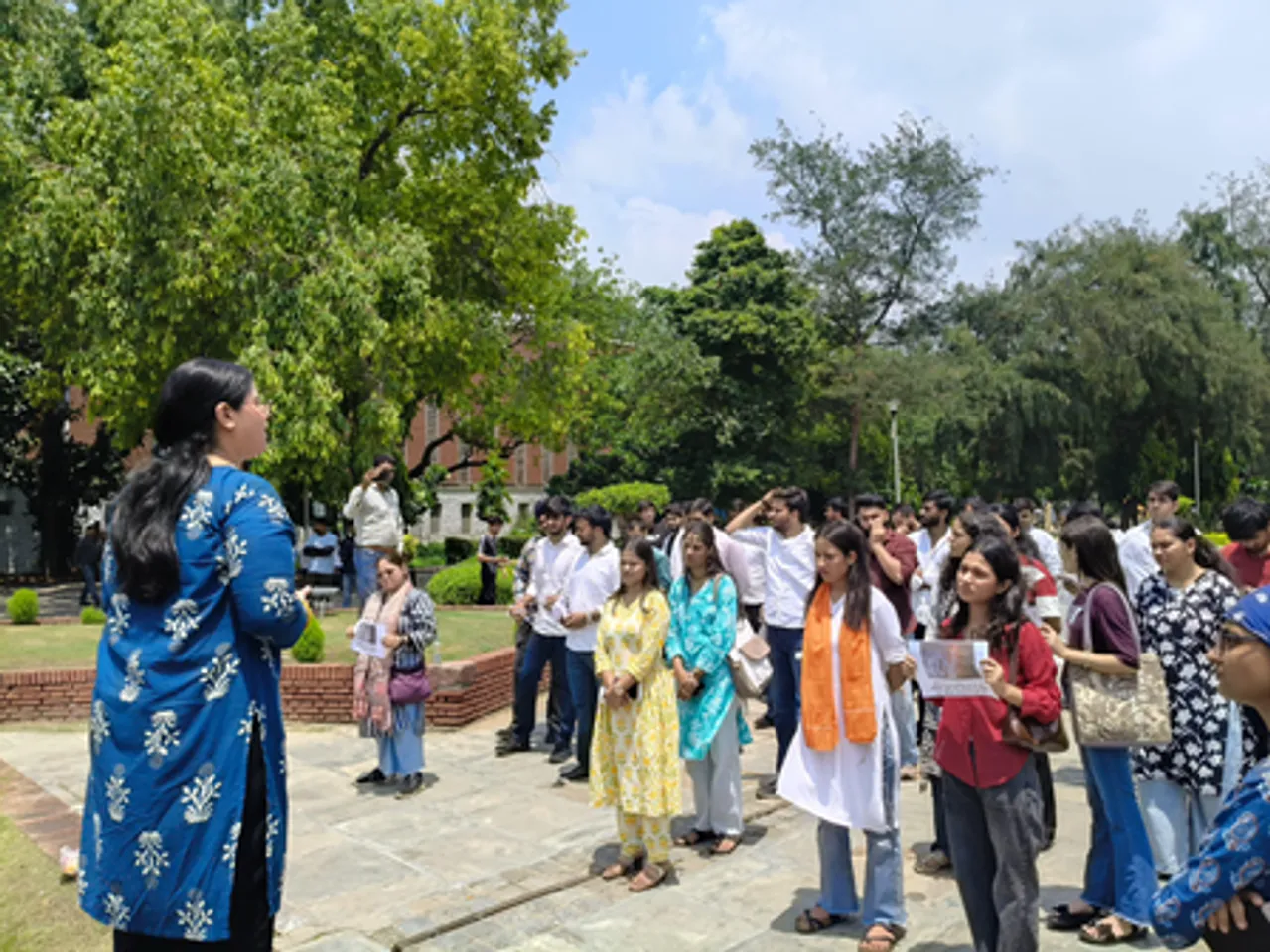 अभाविप ने डीयू परिसर में ओडिशा की छात्रा सौम्याश्री को दी श्रद्धांजलि, दोषियों के खिलाफ कार्रवाई की मांग की
