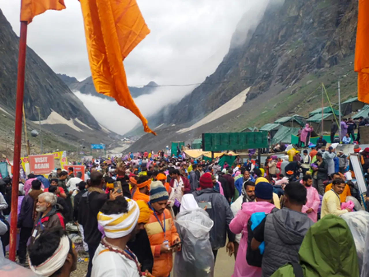 Pahalgam: Pilgrims en route to the holy cave shrine of Amarnath during the annual pilgrimage