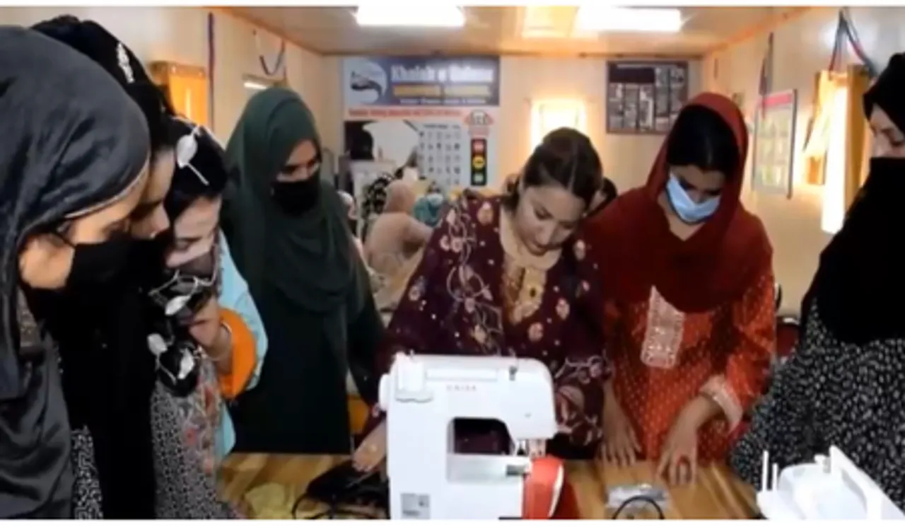दक्षिण कश्मीर में सेना की पहल, गोलियों की जगह गूंज रही सिलाई मशीनों की आवाज
