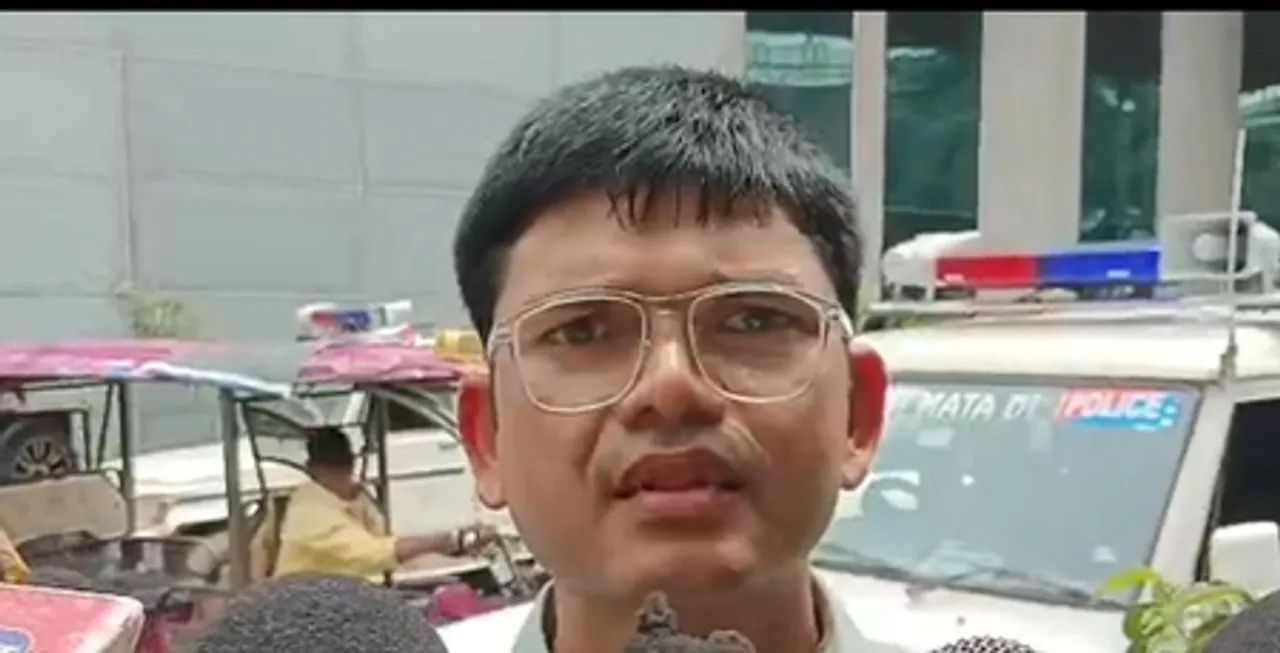 हथियार लहराते हुए बाहर निकले अपराधी: चश्मदीद