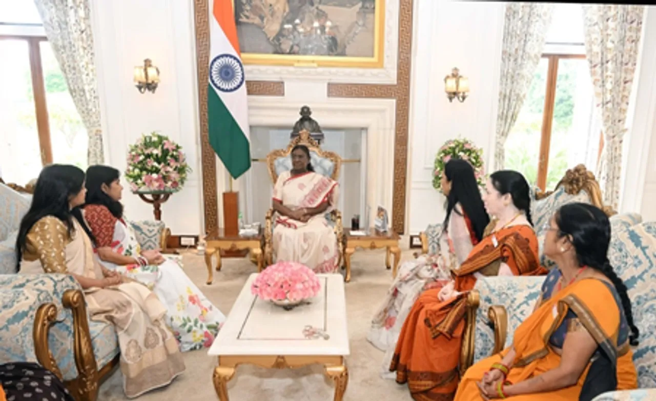 लखनऊ के 'मसाला मठरी केंद्र' की महिलाएं राष्ट्रपति मुर्मू से मिलकर भावविभोर हुईं