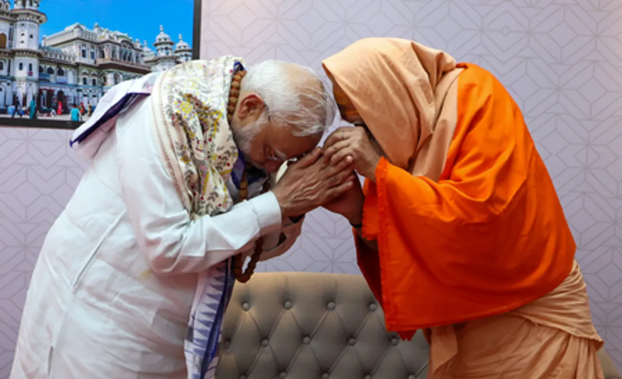 प्रधानमंत्री नरेंद्र मोदी ने मोतिहारी में स्वामी शक्ति शरणानंद से की मुलाकात, लिया आशीर्वाद
