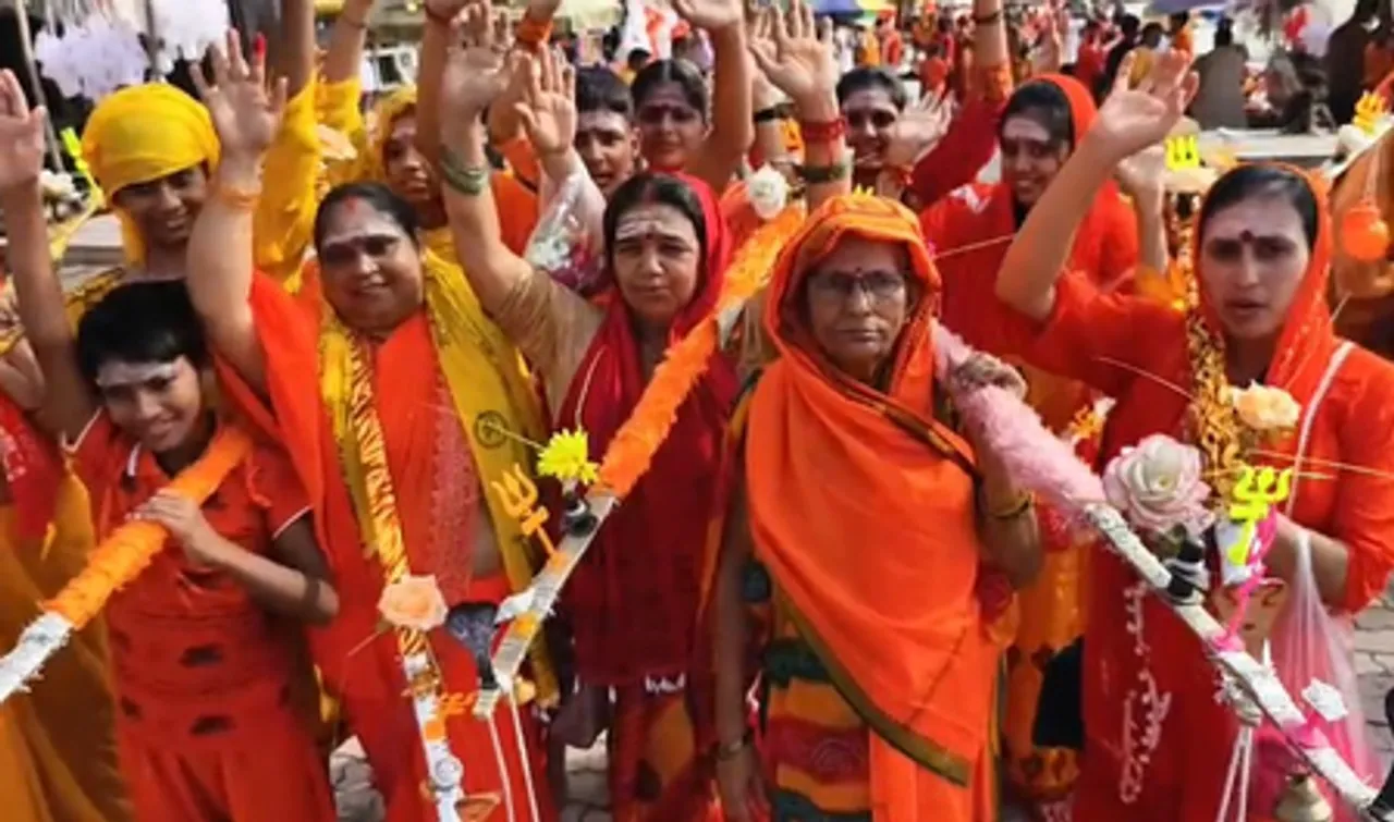 प्रयागराज : सावन में महिलाओं की अटूट साधना, दशाश्वमेध घाट से सोमेश्वर महादेव तक पैदल यात्रा