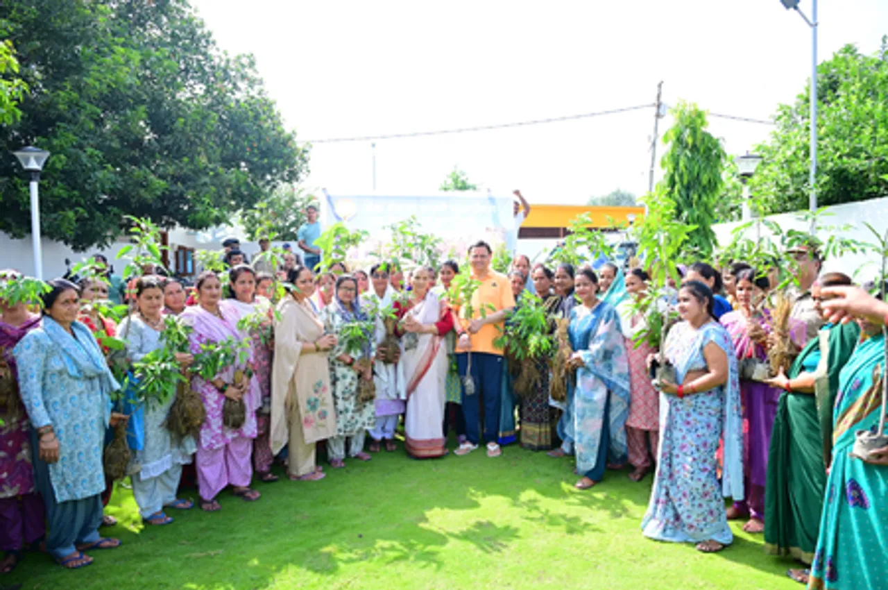 उत्तराखंड: सीएम धामी ने किया वृक्षारोपण, दिया पर्यावरण संरक्षण का संदेश