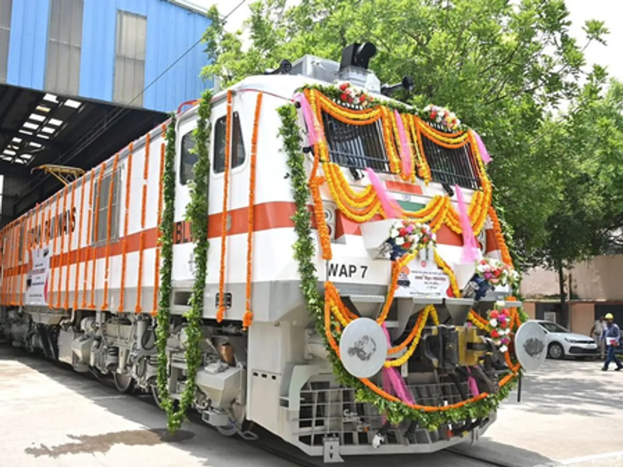 बनारस रेल इंजन कारखाने ने रचा इतिहास, 2500वें इलेक्ट्रिक रेल इंजन का हुआ लोकार्पण