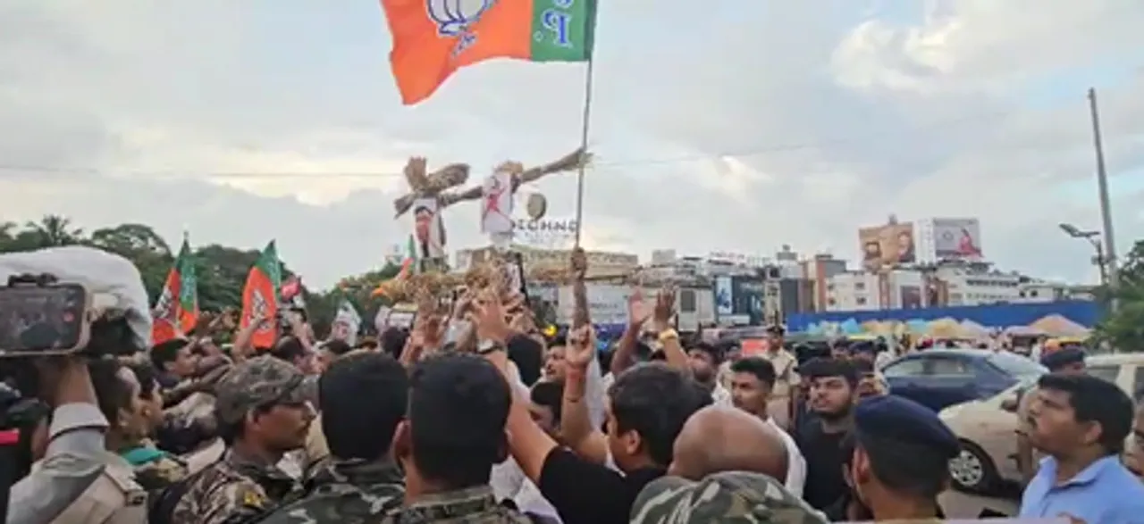 भुवनेश्वर: भाजपा युवा मोर्चा ने एनएसयूआई नेता की गिरफ्तारी को लेकर किया प्रदर्शन