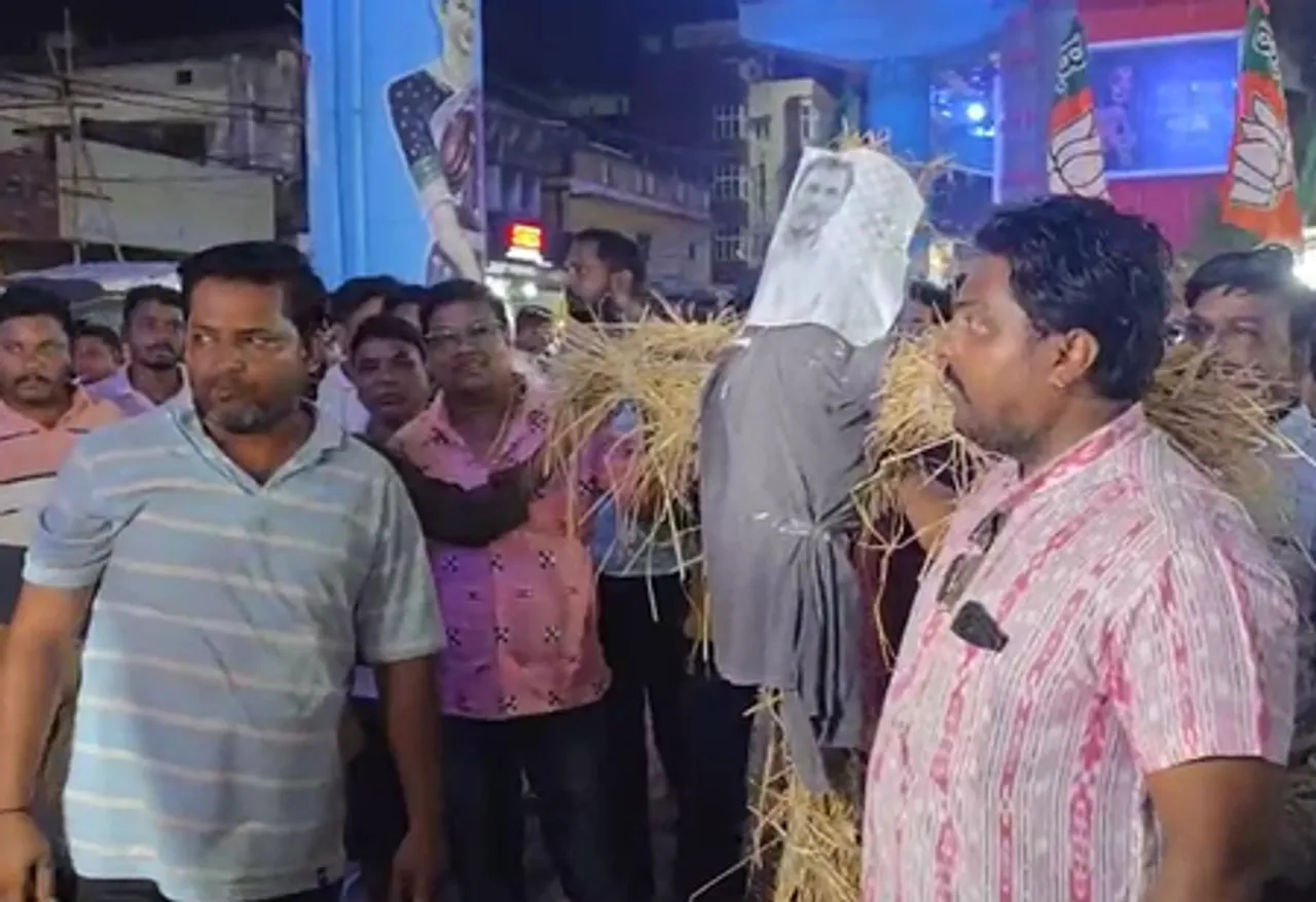 बलात्कार मामले में NSUI नेता की गिरफ्तारी के विरोध में भाजपा युवा मोर्चा ने राहुल गांधी का पुतला फूंका