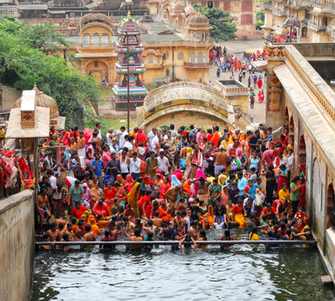 सावन अमावस्या: हरियाली के बीच पाएं पितरों का आशीष और शिव का वरदान!